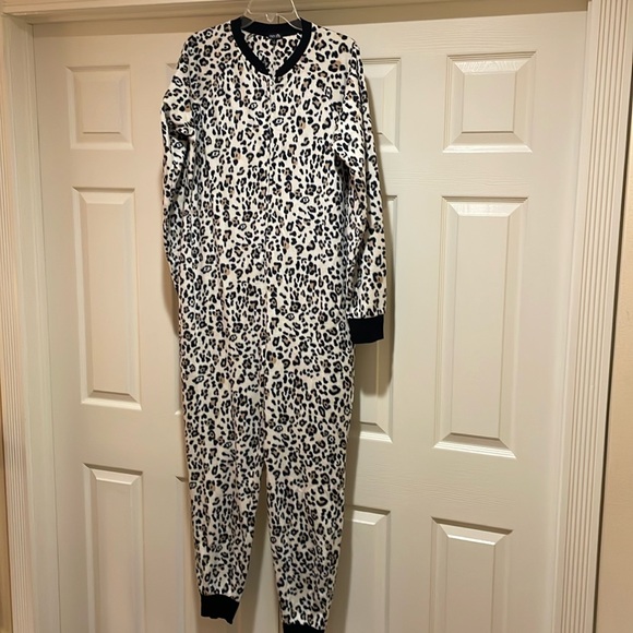 Cozy Zoe leopard onsie size large - Picture 2 of 9